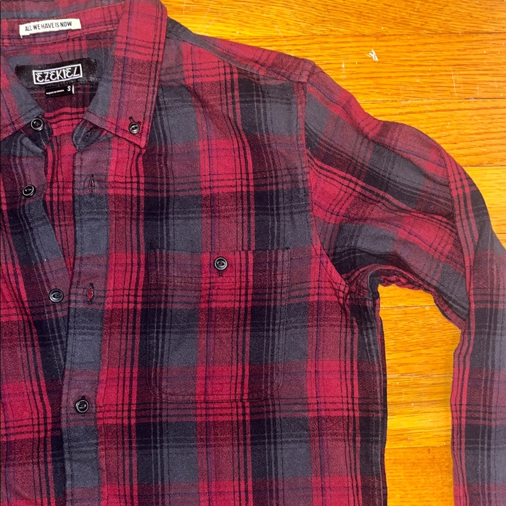 💎⭐️🌴 Ezekiel Black and Red Plaid Casual Shirt - Picture 5 of 8